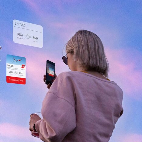 Frau fängt auf ihrem Handy ein Flugzeug mit Augmented Reality
