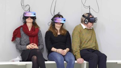 Ausstellungsbesucher mit VR Brillen